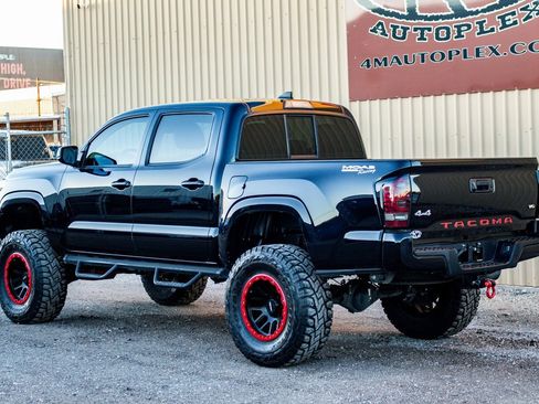 Used 2018 Toyota Tacoma SR image 6