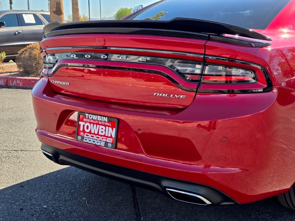 Used 2015 Dodge Charger SXT w/ Plus Group RWD image 5