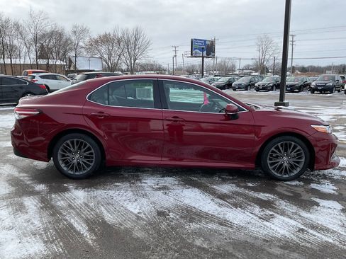 Used 2020 Toyota Camry XLE image 9