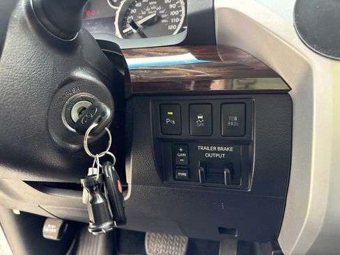 Used 2017 Toyota Tundra Limited w/ Limited Premium Package RWD image 24