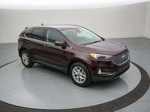 Certified 2024 Ford Edge SEL w/ Convenience Package AWD/4WD image 2