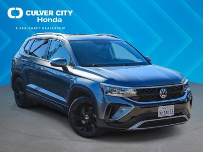 Used 2022 Volkswagen Taos SE w/ Panoramic Sunroof Package