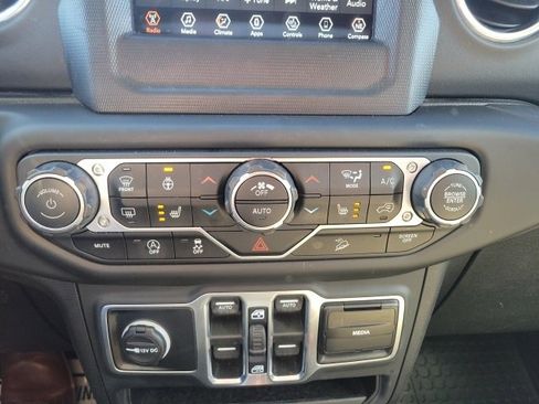 Used 2018 Jeep Wrangler Unlimited Sahara image 33