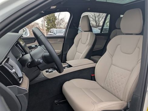 Used 2025 Volvo XC90 B6 Plus image 13