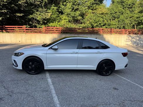 Used 2025 Volkswagen Jetta SE FWD image 6