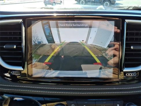 Used 2025 Chrysler Pacifica Limited image 16