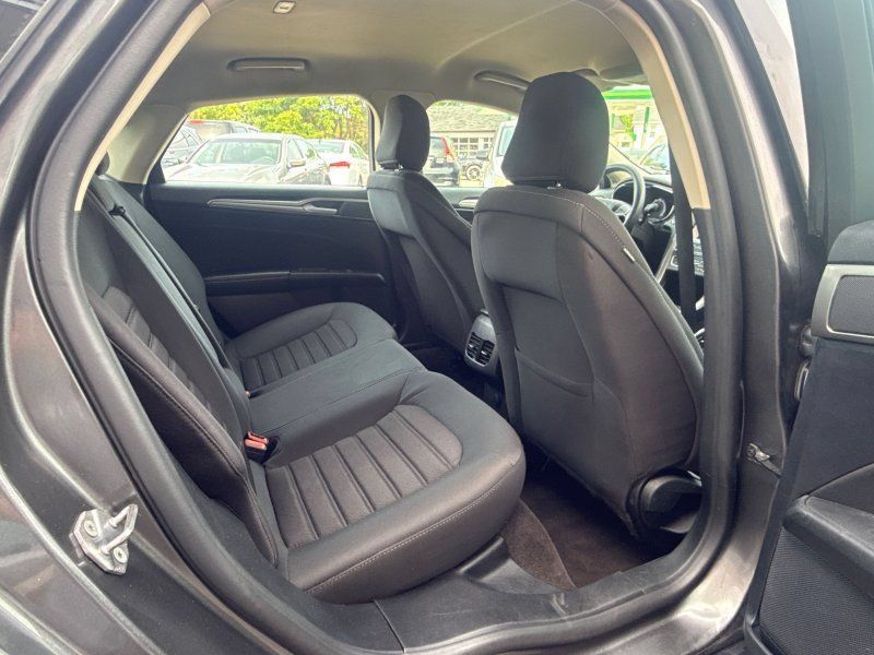 Used 2020 Ford Fusion SE FWD image 20