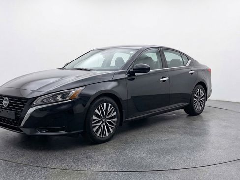 Used 2025 Nissan Altima 2.5 SV FWD image 3