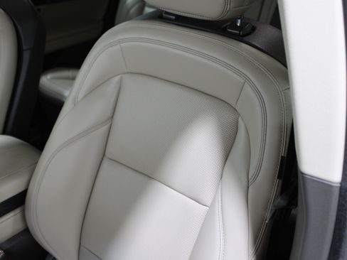 Used 2024 Lincoln Nautilus Premier w/ Equipment Group 102A image 5