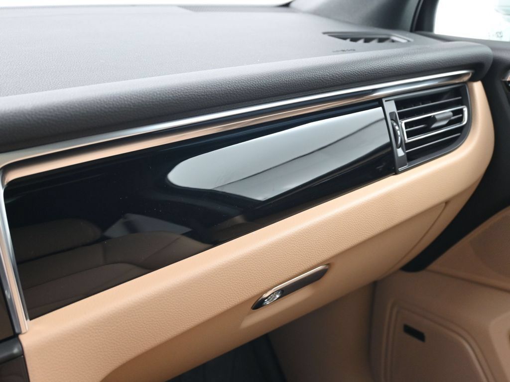 Certified 2026 Porsche Macan AWD/4WD image 23