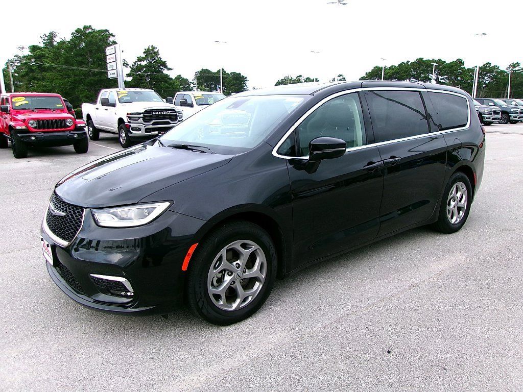 Used 2024 Chrysler Pacifica Limited FWD image 1