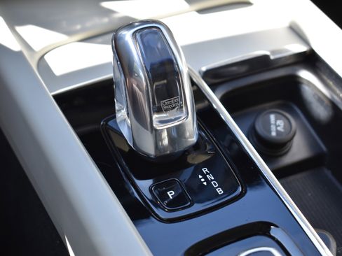 Used 2019 Volvo XC60 T8 Momentum w/ Advanced Package image 26