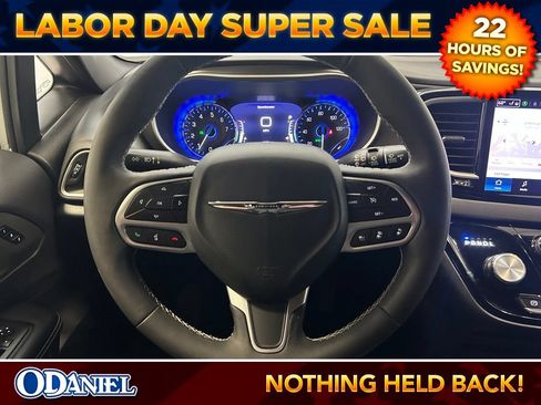 Used 2025 Chrysler Pacifica Select FWD image 12