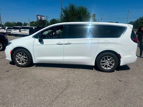 Used 2026 Chrysler Pacifica Select FWD image 8