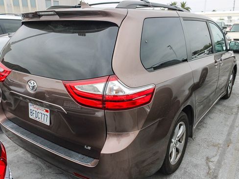 Used 2018 Toyota Sienna LE w/ Carpet Mat Package FWD image 13