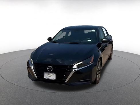 Used 2025 Nissan Altima 2.5 SV FWD image 2