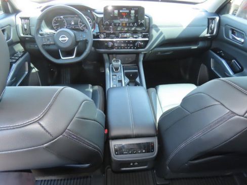 Used 2024 Nissan Pathfinder SL w/ Black Appearance Package FWD image 21