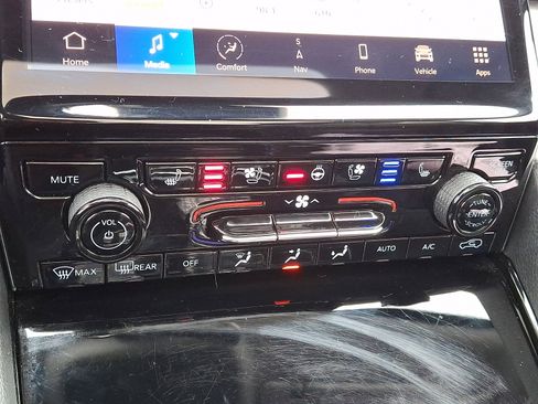 Used 2023 Jeep Grand Cherokee L Limited w/ Luxury Tech Group II image 23