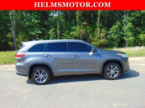 Used 2018 Toyota Highlander XLE AWD/4WD image 11