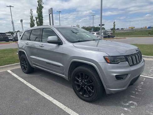 Used 2020 Jeep Grand Cherokee Altitude AWD/4WD image 2