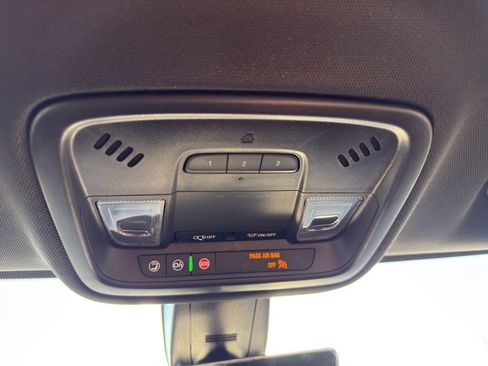 Used 2023 Chevrolet Traverse RS image 24