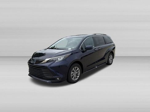 Used 2025 Toyota Sienna XLE FWD image 12