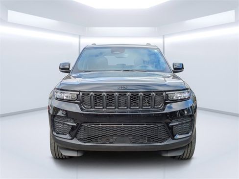Used 2023 Jeep Grand Cherokee Altitude image 8