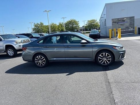 Used 2025 Volkswagen Jetta SE FWD image 5