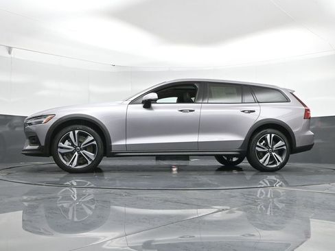 New 2026 Volvo V60 B5 Cross Country Plus w/ Climate Package AWD/4WD image 43