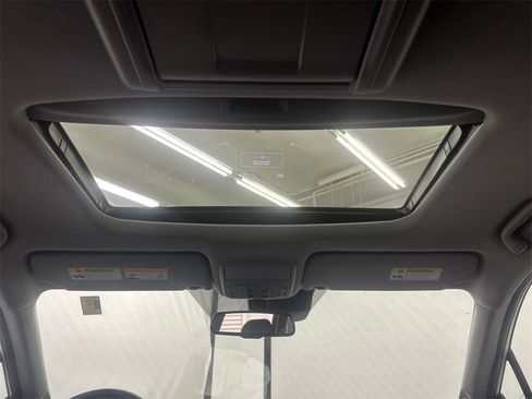 Used 2018 Honda Pilot Touring image 24