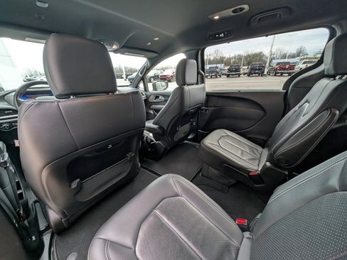 Used 2020 Chrysler Pacifica Touring-L w/ Advanced Safetytec Group image 17