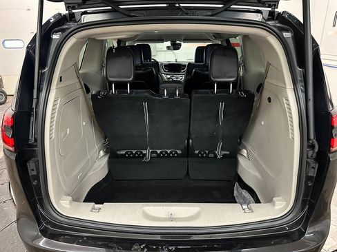 Certified 2023 Chrysler Pacifica Touring-L image 17