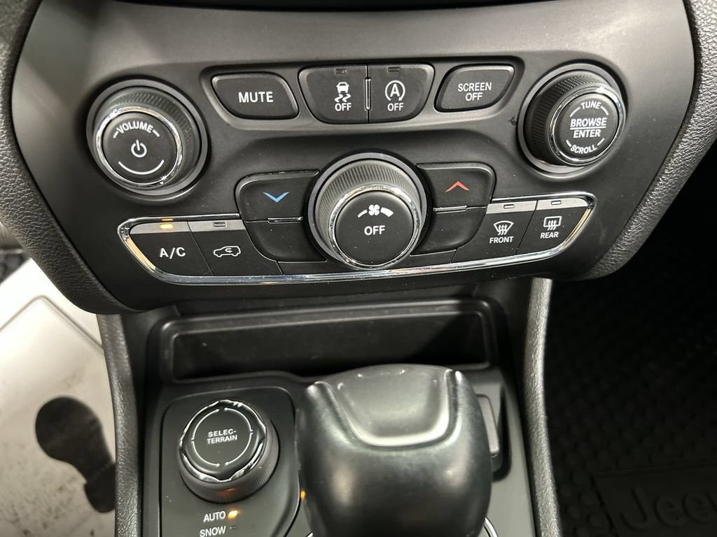 Used 2019 Jeep Cherokee Latitude Plus w/ Cold Weather Group AWD/4WD image 16