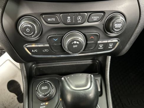 Used 2019 Jeep Cherokee Latitude Plus w/ Cold Weather Group AWD/4WD image 16