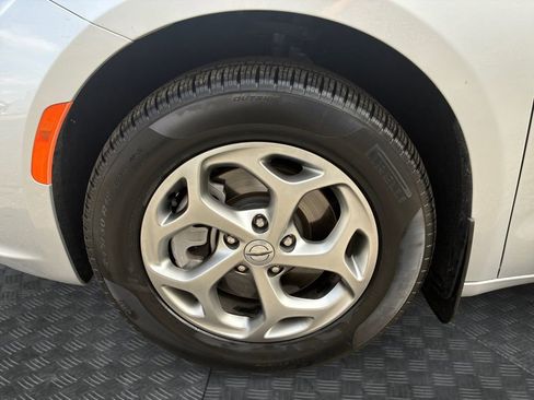 Used 2024 Chrysler Pacifica Limited w/ Uconnect Theater Family Group image 23