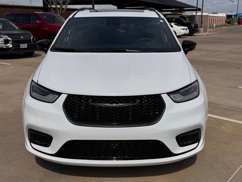 Used 2025 Chrysler Pacifica Limited image 1