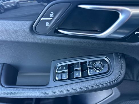 Certified 2026 Porsche Macan AWD/4WD image 12