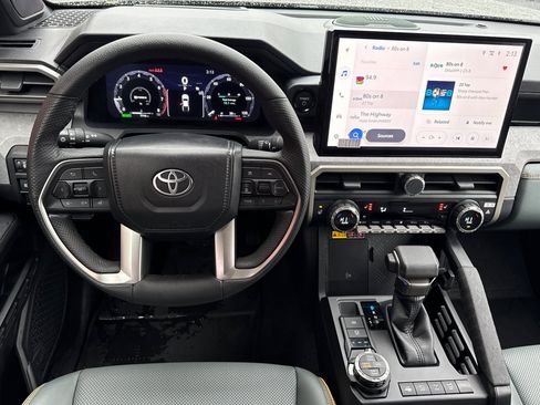 Used 2024 Toyota Tacoma Trailhunter image 15