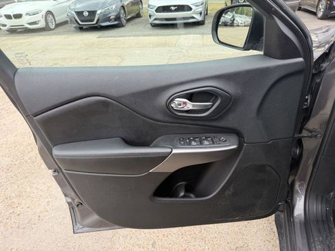 Used 2019 Jeep Cherokee Latitude Plus w/ Comfort/Convenience Group FWD image 12