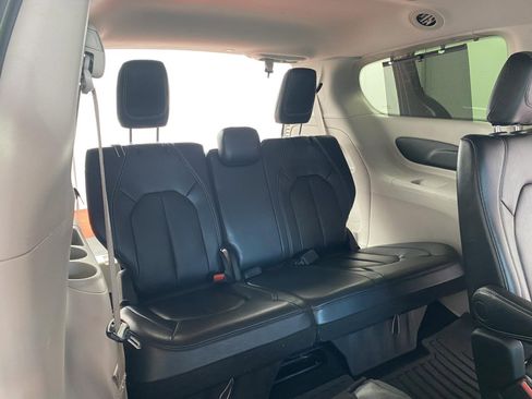 Used 2022 Chrysler Pacifica Touring-L image 12