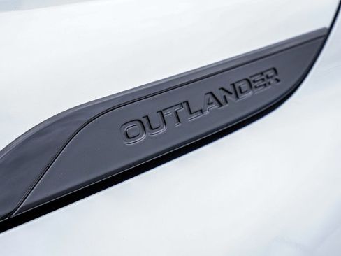 New 2025 Mitsubishi Outlander image 10