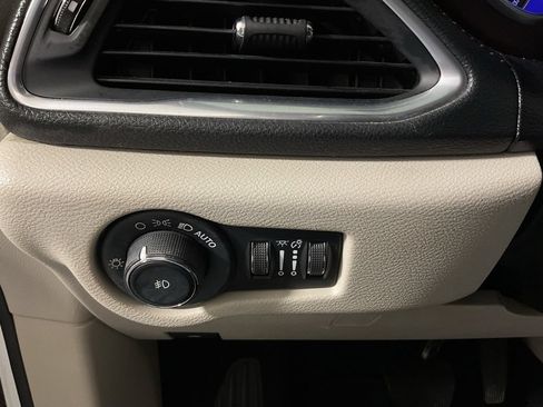Used 2020 Chrysler Pacifica Limited FWD image 28