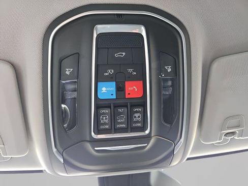 Used 2021 Jeep Grand Cherokee L Limited w/ Luxury Tech Group II image 19