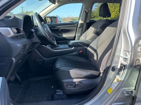 Used 2022 Toyota Highlander LE image 9