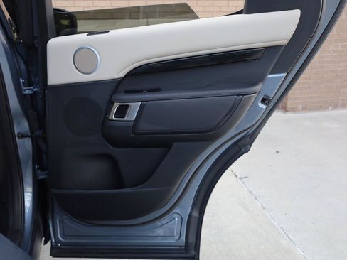 Used 2019 Land Rover Discovery SE AWD/4WD image 24
