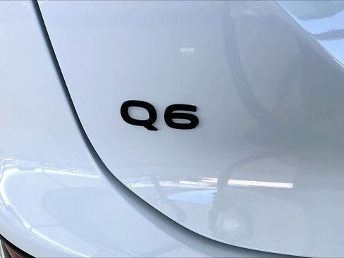 Used 2025 Audi Q6 e-tron Premium w/ Convenience Package image 10