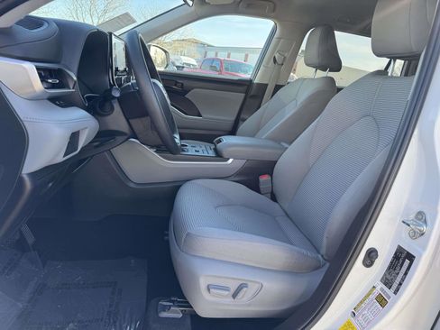 Certified 2022 Toyota Highlander L image 14