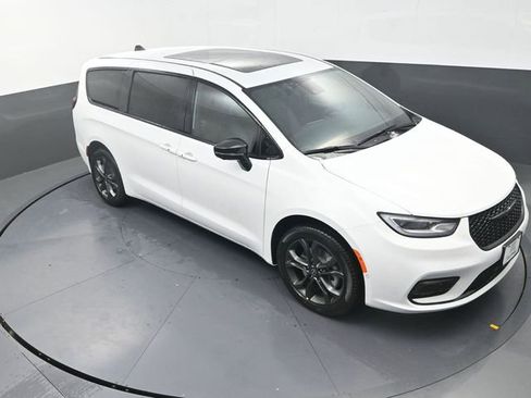 New 2026 Chrysler Pacifica Select AWD/4WD image 11