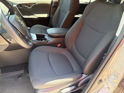 Used 2025 Toyota RAV4 LE AWD/4WD image 15