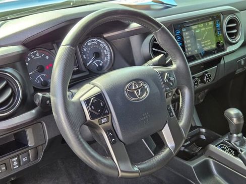 Used 2018 Toyota Tacoma TRD Off-Road w/ Technology Package AWD/4WD image 17